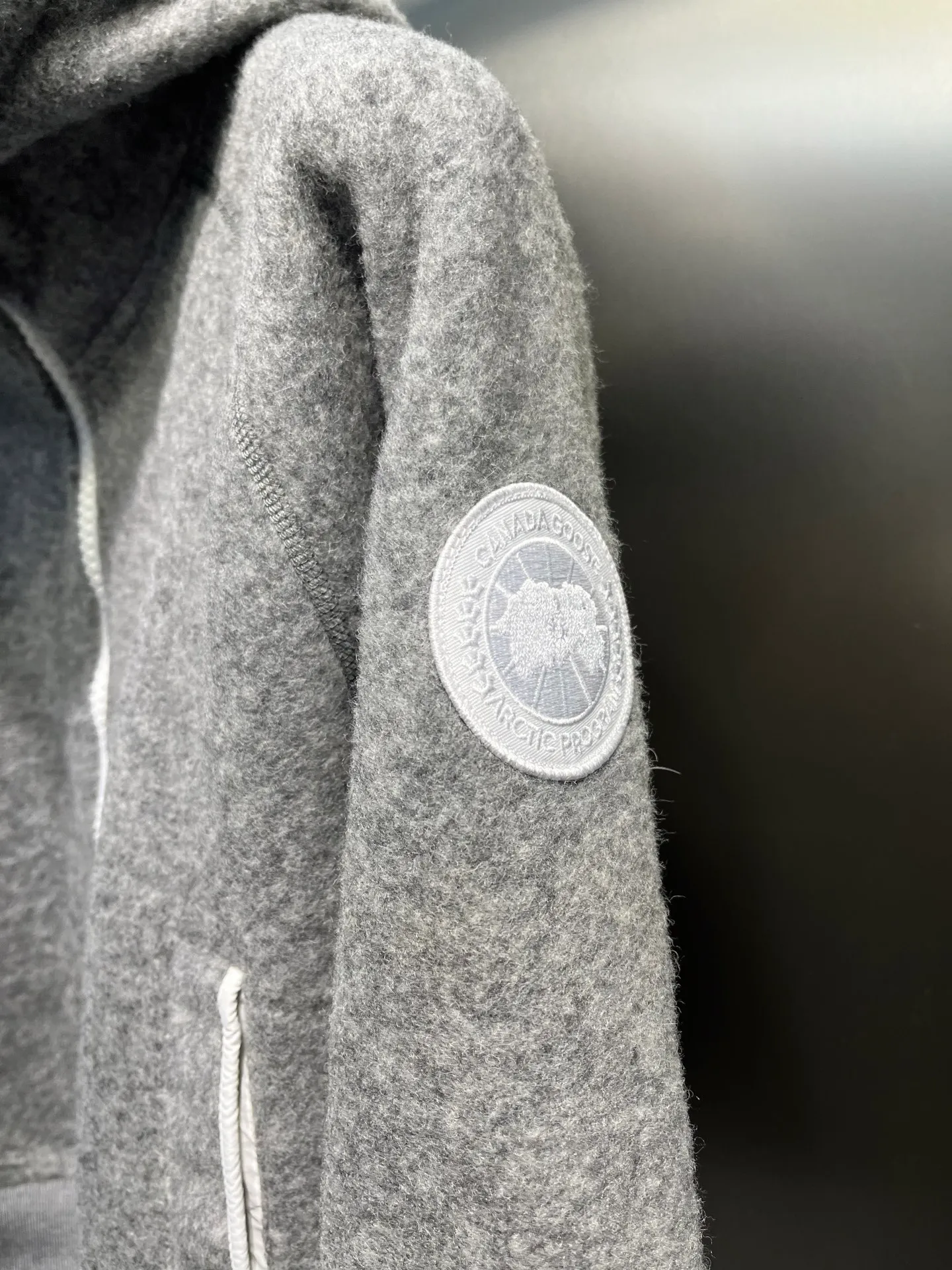 P680 Canada Goose women's hooded wool raglan jacket Fabric: Custom-dyed 60% wool, 18% lyocell fiber, 12% polyester, 8% nylon Placket: Made of nylon edge cloth + original YKK No. 10 zipper (white paint) Pocket buttons: Used TPU four-button buttons of the same color Sleeve thread: Made of high-elastic wool spandex blended elastic thread Accessories: Full set of accessories customized The interior is made of black polyester pocket cloth. The back neckline is made of pure white ear-hanging webbing. Behringer embroidery machine. 21600 needles high-density white label embroidery. Size: S--2XL